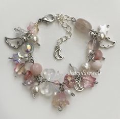 Pink Cute Bracelet, Fairy Bracelet Aesthetic, Clutter Jewelry, Charm Bracelet Ideas, Charm Bracelet Diy, Fairy Bracelets, Pink Beaded Bracelet