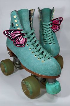 Looking for some cute skate or shoe wings? Look no further! 🦋 ✨ Listing is for One pair of wings so you can put one on each skate. If you want a pair for each skate simply add 2 items into your cart 🦋 Approximate Size: 9.5cm x 5cm / 2inches x 3.5 inches High quality threads and materials used, backed with quality black faux leather 🖤 These are made to order and take some time to perfect these beauties so please check processing times. If you would like custom colours please send me a message Shoe Wings, Wing Boots, Butterfly Shoes, Roller Skate Shoes, Glitter Butterfly, Purple Sparkle, Orange Glitter, Wing Shoes, Roller Skate