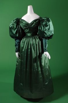 Evening dress, ca 1830 England Picture Displays, Victorian Dresses, Antique Dresses, Silk Satin Dress