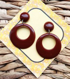 Retro 1950's Style Brown Hoop Earrings. I have made these fabulous statement drop hoop earrings in resin, using chocolate brown colouring. The drop hoops have a classic 1950's style and measure 42mm in diameter. They are fixed to the top studs which are 17mm in diameter and have a 6mm dome. They are finished with silver tone brass earring posts and have an total drop of 62mm. They are incredibly lightweight making them easy to wear. They will look amazing with your vintage dresses and also jeans Retro Pierced Drop Earrings, 70s Hoop Earrings Vintage, Funky Fitz, Vintage Brown Drop Earrings, Lightweight Jewellery, Plastic Hoop Earrings Vintage, Artist Things, 60s Earrings, 1970’s Earrings