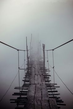 a bridge that has some wires on it and the words above it are written in spanish