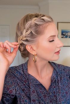 Rave Hairstyles, Braid Crown Tutorial, Crown Hairstyle, Braided Crown Hairstyles, Medium Hair Braids, Braid Tutorial, Athletic Hairstyles, Crown Braid, Curly Bob Hairstyles