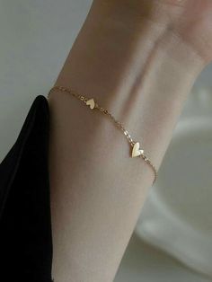 Gold Heart Bracelet, Bracelet Love, Bracelet Dainty, Simple Bracelets, Classy Jewelry, Jewelry Lookbook, Dainty Bracelets, Fancy Jewelry, Sweet Heart