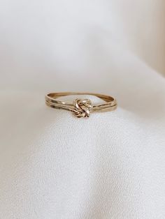 double love knot ring gold with hammered band for daily wear Promise Ring Infinity, Gold Rings Promise, Love Knot Jewelry, Lovers Knot Ring, Cute Rings For Girlfriend, Engagement Rings Gold And Silver, Promise Ring Bands, Dainty Promise Rings Simple, Simple Gold Promise Rings