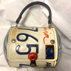 Cool Handbags, License Plate Purse, Funky Purses, Vintage Evening Bags, Cool Outfit, Punk Vintage, Unique Purses, Vintage Bottle