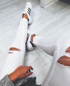 white jeans + #adidas superstars Adidas Outfits, Adidas Superstar Women, Adidas Cap, White Ripped Jeans, Black And White Sneakers, Frayed Jeans