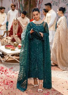 Matching Pakistani Outfits, Roka Outfits, Green Kameez, Kanwal Malik, Indian Fits, Amrapali Jewellery, Pakistani Wear, Desi Fits, Ethnic Clothes