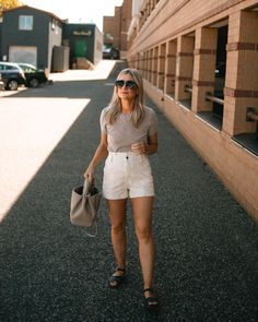 Karin Emily Style | My Favorite Shorts for Summer (non denim!) #nondenimshorts #linenshorts #comfyshorts Mom Shorts Outfit, Chino Shorts Outfit, Chino Shorts Women, Curated Closet, Fashion Capsule Wardrobe