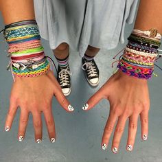 Pura Vida Friendship Bracelets, Pura Vida Collection, Wrist Full Of Bracelets Aesthetic, Wrist Full Of Bracelets, Pura Vida Bracelets Aesthetic, Surfergirl Style, Mode Hippie, Estilo Hippie, Pura Vida Bracelets