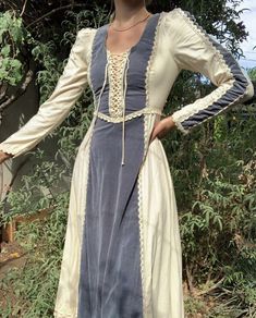 Spice Dresses, Fair Outfits, Old Fashion Dresses, Costume Collection, Old Fashion, Ball Gown Dresses, Women Long Dresses, Historical Fashion, Fancy Dresses