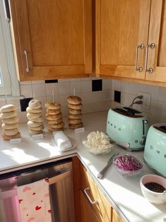 A bagel bar setup, including toppings. Perfect for a brunch, breakfast or showers Build Your Own Bagel Bar, Flower Brunch, 22 Bday, Easter Aesthetic, Smeg Toaster, Brunch Easter, Bagel Bar, Bagel Toppings, Breakfast Cafe