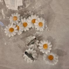 White Daisy Flower Hair Clips Brand New Never Used. Perfect Hair Accessory, Great For Flower Girl Daisy Clips In Hair, Fake Flower Hair Clips, Daisy Hair Accessories, Morp Dress, White Flowers In Hair, Cute Hair Accessories Aesthetic, Hair Decoration Accessories, Lana Concert, Dream Asthetic