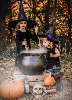 Halloween Shot Ideas, Bestie Pictures, Halloween Mini Session, Lightroom Effects, Witch Photos, Baba Jaga