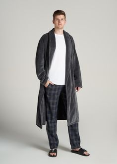 American Tall Men's Lounge Robe in Charcoal. 100% plush, no-shrink Polyester. Generous no-gap, relaxed fit. Matching belt and belt loops for adjustable size and coverage. Shawl collar details and large patch pockets on both sides. Locker loop on the back for easy hang up. It doesn't get any comfier than this. MORE DETAILS: For far too long, vertically blessed men have had to wear robes that are simply too short for their stature and too small for their frame, that is why we are introducing our f Oversized Long Sleeve Robe For Lounging, Oversized Long Sleeve Robe For Sleep, Oversized Long Sleeve Sleep Robe, Cozy Pajamas For Men, Pj Outfit, Men’s Hooded Robe, Men's Sleepwear & Loungewear, Lounge Robes, Men's Robes