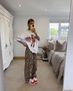 streetwear, streetwear fashion, cute outfit inspo, adidas sneakers, cute outfit idea, leopard print pants, simple outfit idea Leopard Pants Outfit, Outfit Campus, Looks Adidas, Printed Pants Outfits, Girls Fashion Tops, Nashville Outfit, Campus Outfit, Leopard Outfits, Latina Outfits