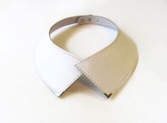 This beautiful leather collar necklace will be a perfect accessory for your daily or party outfit. Very elegant and stylish. It is made of white Elegant White Choker For Everyday Wear, Elegant White Leather Jewelry, Leather Collar Necklace, Leather Jewelry Diy, Fake Collar, Detachable Collar, Triangle Necklace, Leather Crafts, Red And Teal