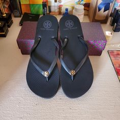 Tory Burch Flip Flops 9 M Discontinued Design Tory Burch Sandal, Green Flip Flops, Tory Burch Espadrilles, Brown Slip On Shoes, Tory Burch Heels, Tory Burch Ballet Flats, Tory Burch Flip Flops, Soft Sandals, Patent Leather Ballet Flats