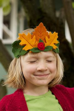 Titania's tiara - Fairy crown - Leaf felt Crown -  Kid's crown - mixed leaves with small rose Michaelmas Waldorf, Waldorf Birthday Crown, Kids Party Hats, Crown Fairy, Tovad Ull, Crown Template, Baby Mobil, Crown For Kids, Felt Crown