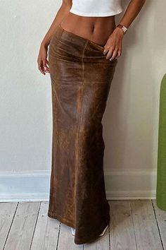 Brown Leather Maxi Skirt, low rise long skirt, cowgirl aesthetc outfits, bodycon maxi skirt, trendy skirts, indie aesthetic outfits, western style outfits Leather Maxi Skirt, Elegante Y Chic, Fun Clothes, Maxi Rok, Womens Maxi Skirts, Split Skirt, Bodycon Skirt, Fancy Blouses, Women Street