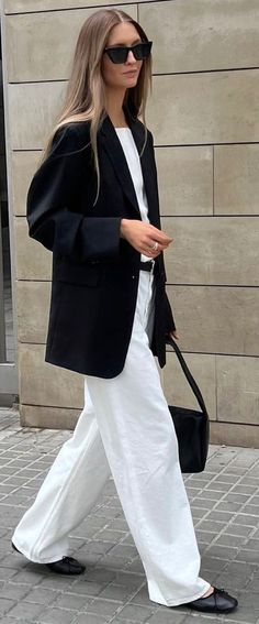 Chic All White Outfit, Scandi Spring Outfits, White Wide Leg Pants Outfit Winter, White Wide Leg Pants Outfit, Wide Leg Trousers Outfit, White Pants Outfit, Winter Pants Outfit, Winter Outfit Inspiration, Paris Outfits