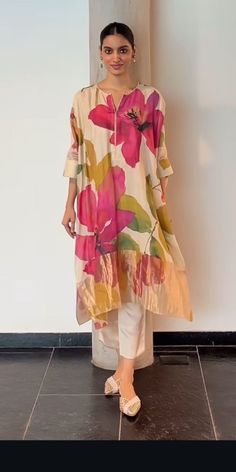 Desi Dress, Hand Painted Dress, Kurta Designs Women, Quirky Fashion, Designer Party Wear Dresses, Designer Dresses Casual, Fancy Dress Design, Painted Clothes, Pakistani Suits