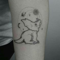 two foxes tattoo on the left thigh and right leg, with stars in the background