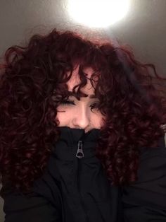 #cabelosdivos #cabelocacheadocurto #cachos #vermelho Curly Hair Burgundy, Red Hair Color Curly, Cherry Cola Curly Hair, Dark Red Hair Curly, Burgundy Hair Curly, Cherry Brown Curly Hair, Wavy Red Hair, Red Wavy Hair, Cherry Red Curly Hair