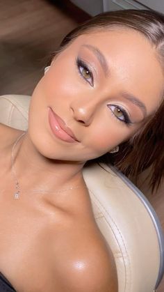 @breathions Cute Neutral Eyeshadow Looks, Graduation Glam Makeup, Low Medium Contrast Makeup, Make Chique, Prom Makeup Ideas, Daytime Makeup, Make Clean, Prom Eye Makeup, Graduation Makeup