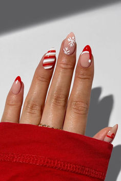 These gorgeous Christmas nails are stunning! French tip Santa nails for Christmas Santa Nails, Red Christmas Nails, Cute Simple Nails, Cute Christmas Nails, Christmas Gel Nails, Easy Nails, Summery Nails, Girly Acrylic Nails, Cute Gel Nails