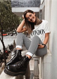 With Leggings, Leggings Summer, Doc Martens Outfit, Sports Shoes Outfit, Casual Shoes Outfit, Checkered Pants, Mode Casual, 가을 패션, Outfits Casual