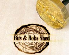 the logo for bits and bobs shed is shown next to a wood carving tool