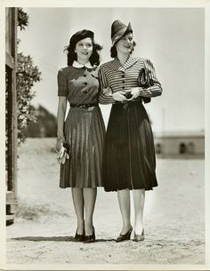 40s Mode, Wwii Women, Women Standing, Fashion 1940s, Modest Clothes, Fashion Modest, Look Retro, Cary Grant, 40s Fashion