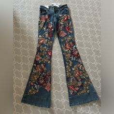 Vintage Wash Gloria Tapestry Size 25 Never Worn Rare Find Patched Denim Jeans, Sewing Fashion, Boho Jeans, Shoes Ideas, Casual Wide Leg Pants, Bead Embroidery Jewelry, Alice And Olivia, Denim Color, Patched Jeans