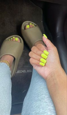 Neon Green Short Acrylic Nails, Cute Summer Nails Black Women, Yellow Toes Black Women, Short Summer Nails Black Women, Summer Nails 2023 Black Women, Neon Yellow Pedicure, Neon Yellow Toes, Neon Green Toes, Neon Nails Yellow