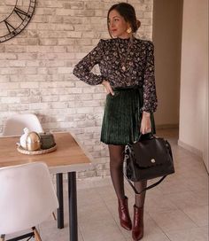 Rok Outfit, Looks Party, Velvet Skirt, Ootd Style, Trendy Fall, Work Attire, Mode Inspiration, Boots Shoes, Work Fashion