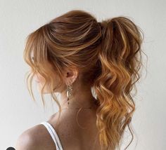 Copper Wedding Hairstyles, Bridesmaid Hairstyles Curtain Bangs, High Pony With Curls, Wedding Updos For Medium Hair Bridesmaid, Pony Updo Wedding, Big Ponytail Hairstyles, High Pony Updo, Formal High Ponytail Hairstyles, High Pony Wedding Hair