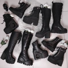 Teenage Sneakers, Instagram Shoes, Egirl Fashion, Goth Outfit, Aesthetic Grunge Outfit, Kawaii Shoes