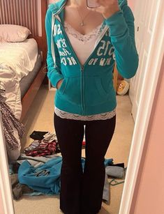 Comfy Fall Outfits Y2k, Y2k Outfits Leggings, 2010 School Outfits, 2000s Womens Outfits, 2010 Fall Outfits, Teal Hoodie Outfit, Y2k Outfits School Appropriate, 2000s Outfits For School, 2000s Comfy Outfits