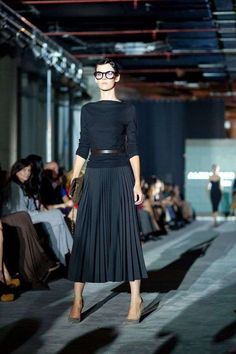 Gonna a pieghe con pumps - Gonna a pieghe con pumps, un perfetto esempio di come abbinare le scarpe ad una gonna a pieghe. Rok Outfit, Pleated Skirt Outfit, Skirt Diy, Rock Outfit, Black Pleated Skirt, Trendy Skirts, Fashion Jeans, Pleated Midi Skirt