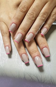 A diferença entre a unha inglesinha e a francesinha, é que nas inglesinhas só se utiliza 2 cores básicas, mas por vezes com muitas combinações diferentes. Wedding Nail Polish, French Tips, Nail Polish Designs, My Nails, Short Acrylic Nails