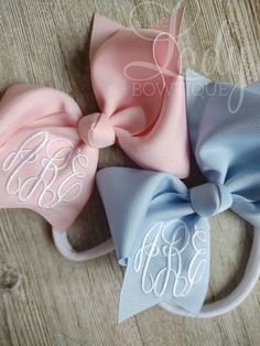 Monogrammed Hairbow, with arabesque font**please specify your initials and your clip, alligator or French clip. **choose your size, 4,5,6 or 7 inch hair bow. **many color options available** ** please specify your colors in notes to seller at checkout** **the format for arabesque is first last middle in that order** Embroidered Ideas, Hair Bow Display, Embroidered Hair Bows, Embroider Ideas, Bow Display, Monogram Bow, Hair Bows For Girls, Embroidered Bow, Big Hair Bows