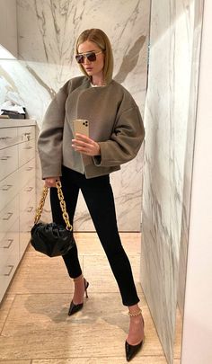 Winter outfits inspo Rosie Huntington Whiteley Style, Chique Outfit, Sacs Tote Bags, Rosie Huntington, Corporate Outfits, Huntington Whiteley, Weekly Outfits, Rosie Huntington Whiteley, Woolen Coat