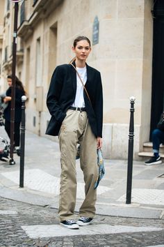 What To Wear With Khaki Pants, Beige Pants Outfit, Khaki Pants Outfit, Khakis Outfit, Tan Chinos, Womens Chinos, Outfit Vintage, Beige Pants, Estilo Preppy