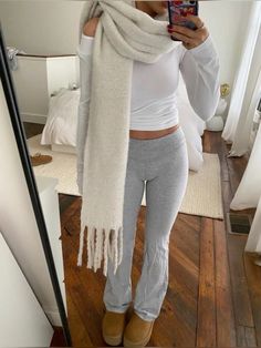 Flared Legging Outfit, Stile Blair Waldorf, Adrette Outfits, Lounge Outfits, Look Legging, Look Adidas, Clothing Aesthetic