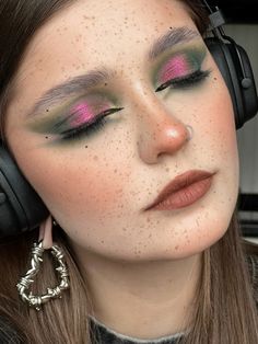 Dirt Makeup Look, Deep Green Makeup, Rave Makeup Hooded Eyes, Drag Inspired Makeup, Pink And Green Eye Makeup, Drag Makeup For Women, Pink And Green Makeup, Influence Beauty, Fun Makeup Ideas