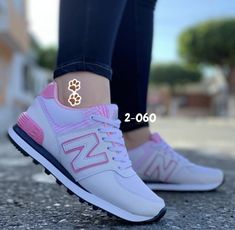 Nb Sneakers, Cute Casual Shoes, Casual Shoes Women Sneakers, Nike Shoes Women Fashion, Adidas Boots, Hoodie Set, Gym Shoes