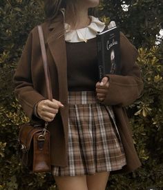 Fall Outfit Dark Academia, Brown Acedamia Outfits, Light Acedamia Aesthetic Clothing, How To Make A Boring Outfit Cute, Dark Adacemia Outfits, Cottage Academia Outfits, Dark Academia Christmas Outfit, Dark Academia Women Fashion, Dark Acedima Aesthetic Outfits