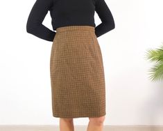 Amazing vintage 80's brown plaid pencil skirt with knee length. This 80s high waist wool skirt for winter office wear has back zipper and button closure, and back split. The vintage secretary classy pencil skirt for women is Wool fabric with inner lining, in excellent vintage conditions (Made in Europe). The size of this skirt is Large, the contour waist fit is 32,2 inches (82 cm). ** MEASURES FLAT ** Waist 16,1 in // 41 cm Hip 21,6 in // 55 cm Length 23,6 in // 60 cm Reference: Model size S (4 US - height 65 in) Reference: Dummy size M (6 - 8 US) **We take great care in describing the garment with all the details and exact measurements for your verification, so you can secure the purchase.  Remember to read the store policies to know the rules. ✨ Ready to ship in 1 business day. Please WR Plaid Pencil Skirt Outfit, Winter Office Wear, Vintage Secretary, Mom Pants, Winter Office, Pencil Skirt Outfits, Skirt Knee Length, Plaid Pencil Skirt, Wool Pencil Skirt