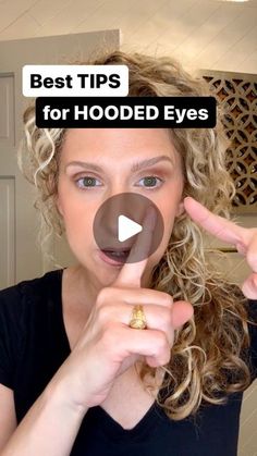 Abigail Quinn on Instagram: "Do you struggle w/eyeshadow application?  I’m here to help you unravel the mystery of how to enhance your eye shape.   All eyes are beautiful 🫶🏻 Learning a few tips for your eye shape and lid space can make all the difference 😘  Hooded eyes? 👇 Save and try these tips!   Products used: Bellame Showstopper Palette Eye Brush #3 Hybrid concealer  👉Comment “Eyes” for direct link!  #Makeuphacks #easymakeup #easymakeuptutorial #makeuptutorial #makeuptips #makeuptipsandtricks #makeupforbeginners #bellame #bellamebeautyofficial #bellamebeauty #antiagingmakeup #antiagingskincare #hyaluronicacid #crueltyfreemakeup  #makeupideas #makeupreels #everydaymakeup #grwmmakeup #mommymakeover #simpleglam" Best Eyeshadow For Hooded Eyes, Makeup For Puffy Eyelids, Aging Hooded Eyes Makeup, How To Fix Hooded Eyes, Hooded Eye Hacks, Makeup For Hollow Eyes, Simple Eyeshadow For Hooded Eyes, Eyeshadow Hacks For Hooded Eyes, Eye Make Up Hooded Lids