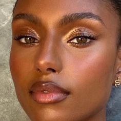 Gold eyeshadow makeup look Makeup Ideas For Brown Skin, Light Makeup Black Women, Gold Makeup Looks Black Women, Eye Makeup Black Women, Light Brown Eyeshadow, Maquillaje Glowy, Natural Makeup For Black Women, Makeup Inspo Natural, Lips Reference